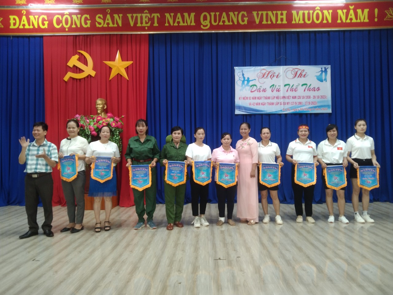 12 DÂN VŨ CỜ